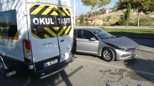 Malatya'da Çöşnük Kavşağı'nda 6 aracın karıştığı zincirleme kazada 3 kişi yaralandı