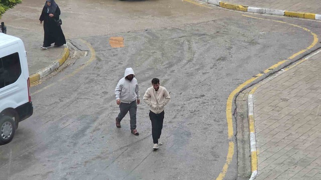 Van'da yağmura hazırlıksız yakalanan bazı vatandaşlar saçaklara sığındı