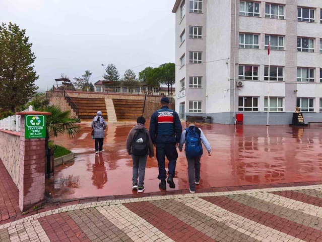 Bilecik'te jandarma okul çevrelerindeki denetimlere 88 personelle katıldı
