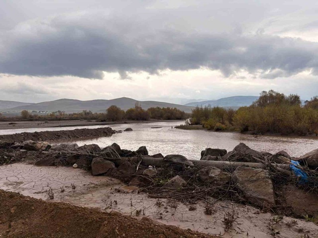 DSİ, Tercan'da sifon ve Karasu Nehri çalışmalarını yerinde inceledi