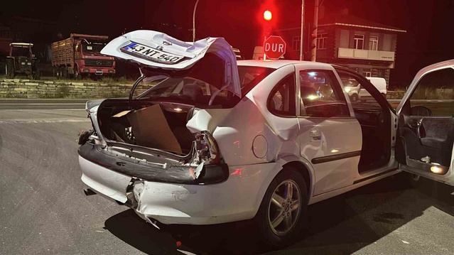 Kütahya Tavşanlı'da tır otomobile arkadan çarptı, kaza kameraya yansıdı