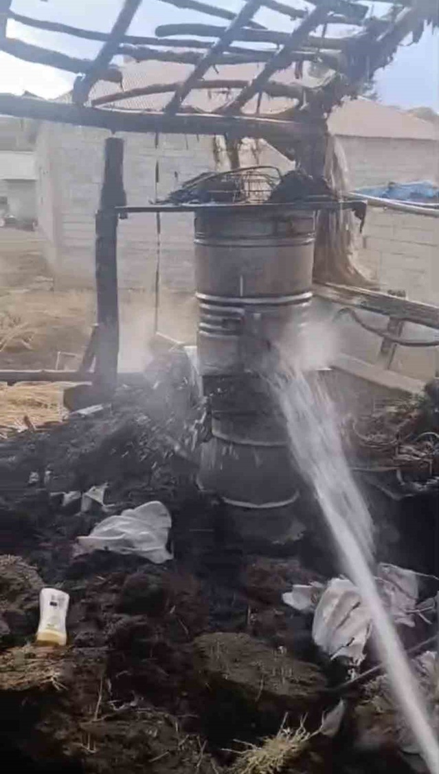 Hakkari Yüksekova'da Hazım Atasoy'a ait odunluk yangını kışlık malzemeleri kül etti