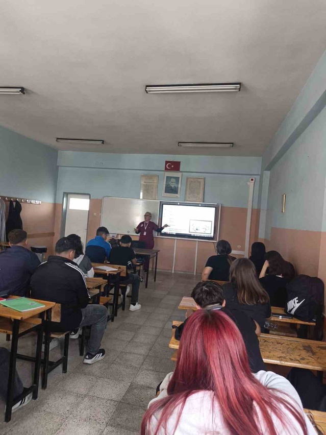Söke'de Mesleki Eğitim Merkezi öğrencilerine diyabet ve obeziteden korunma anlatıldı