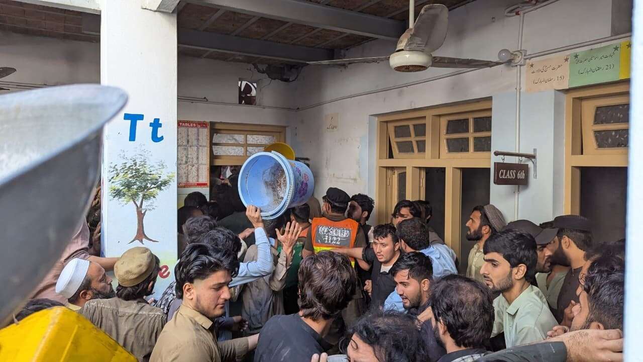 Pakistan’da okulun çatısı çöktü