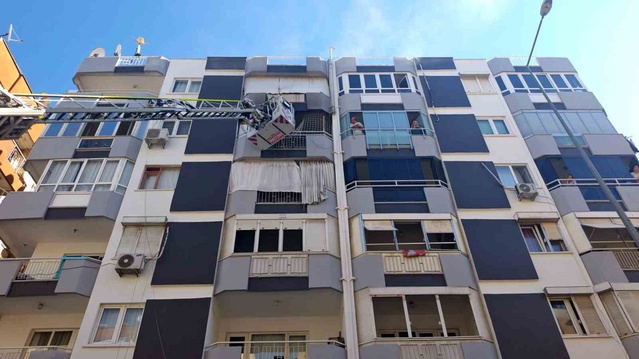 Antalya'da 5'inci kattaki dairede yangın çıktı, salon kullanılamaz hale geldi