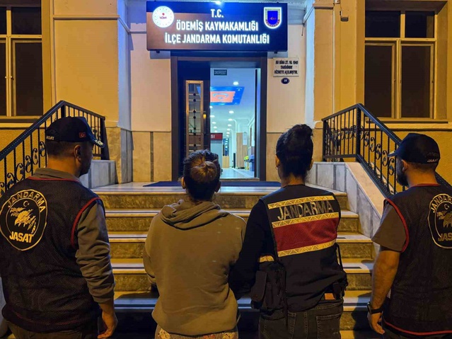 Ödemiş'te jandarma operasyonu: 13 suçtan aranan kadın evin mutfağında gizlendiği bölmede bulundu