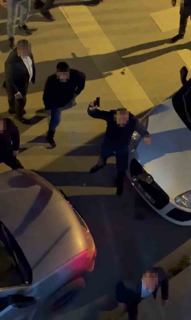 Ankara Çubuk'ta ev baskını iddiası sonrası çıkan kavgada araçlar kurşunlandı