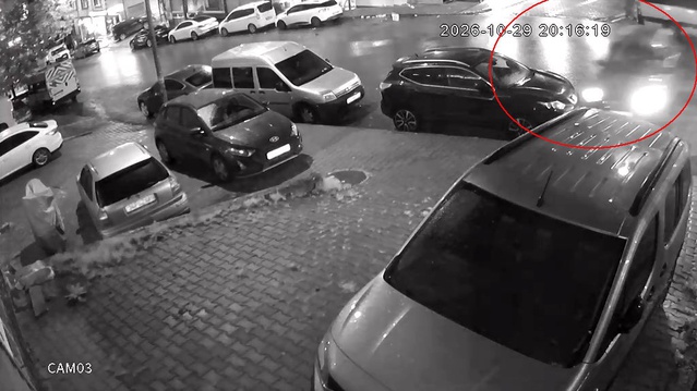 Esenyurt'ta yağışta kontrolden çıkan otomobil park halindeki araçlara çarptı