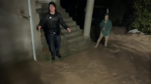 Sakarya Karasu'da sel suları, İncilli Mahallesi'nde park halindeki araçları sürükledi
