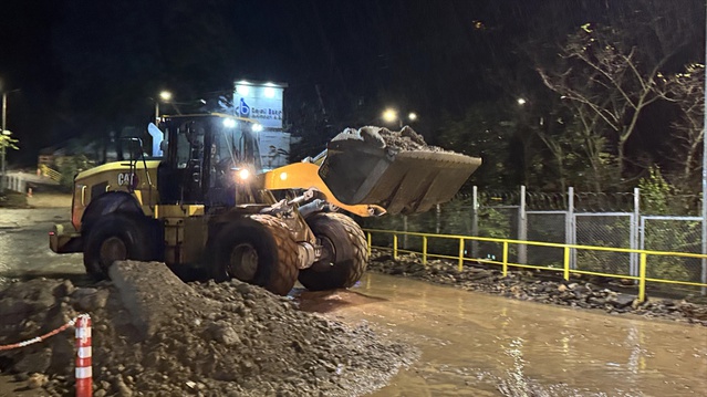 Rize Çayeli'nde taşan dere üç mahalleyi bağlayan yolu kapatınca ekipler 1 saatte açtı