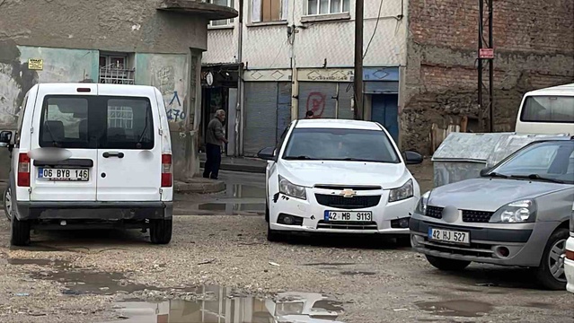 Konya Meram'da inşaat yanında zemin çöktü, doğalgaz ve su boruları hasar gördü