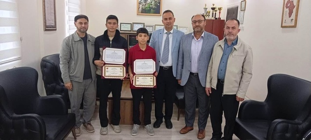 Afyonkarahisar Bolvadin'de hafızlığını tamamlayan 2 öğrenci icazet belgelerini aldı