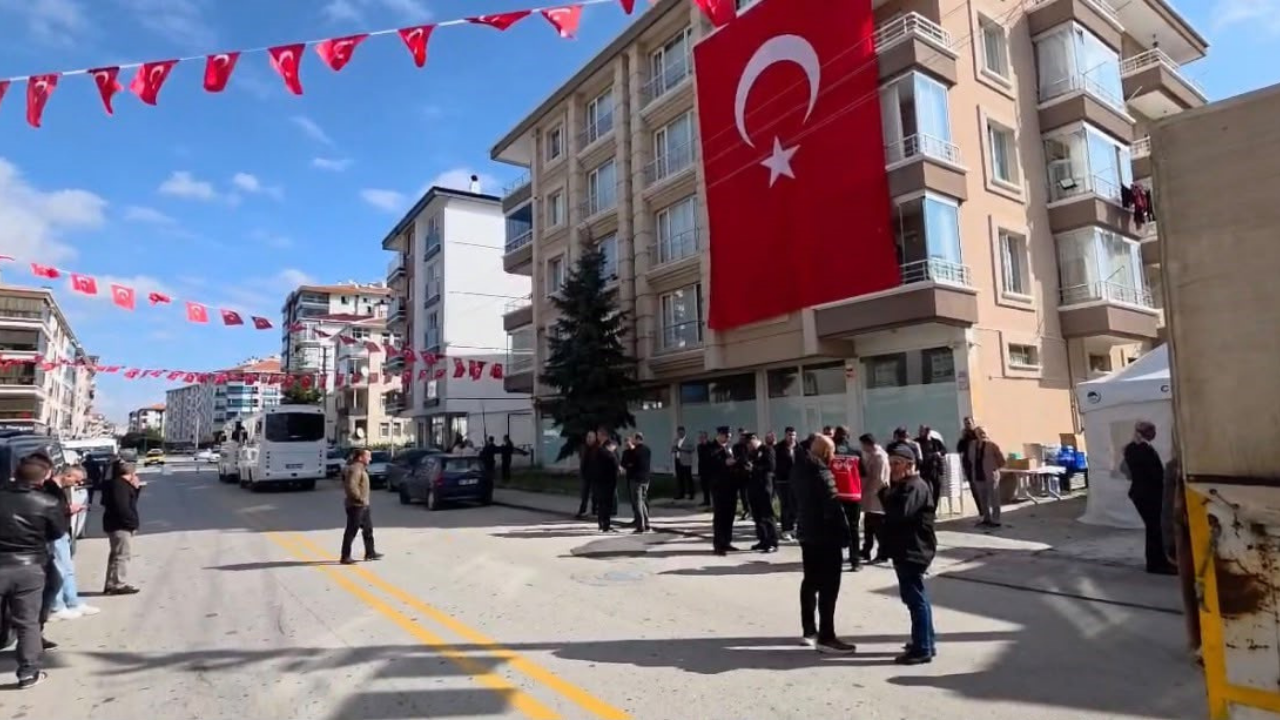Ankara’da şehit polis Ahmet Türkoğlu’nun baba ocağına Türk bayrağı asıldı