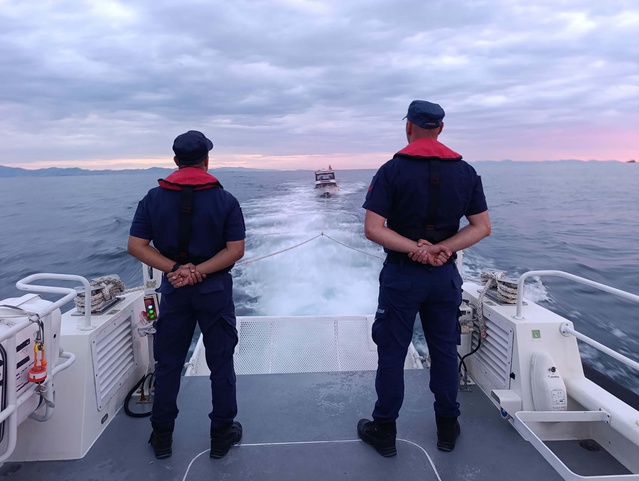 Sahil Güvenlik botu KB-51, Didim açıklarında arızalanan teknedeki 3 kişiyi kurtardı