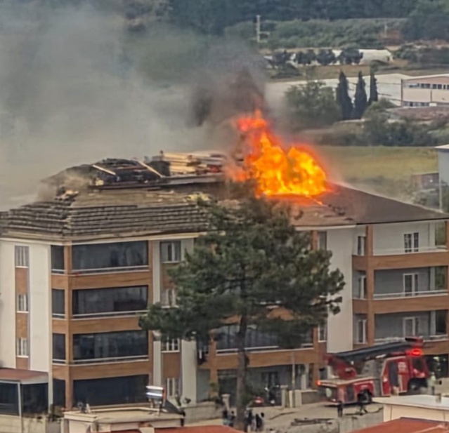 Denizli Buldan'da apartman çatısındaki yangın diğer katlara sıçramadan söndürüldü