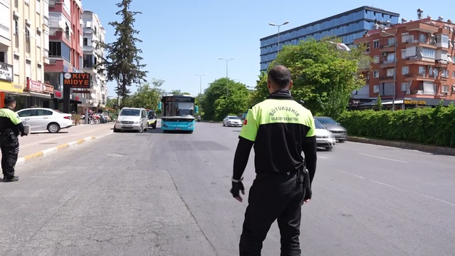 Antalya'da yağışta içine su sızan otobüs servise gönderildi, işletmeciye ceza kesildi