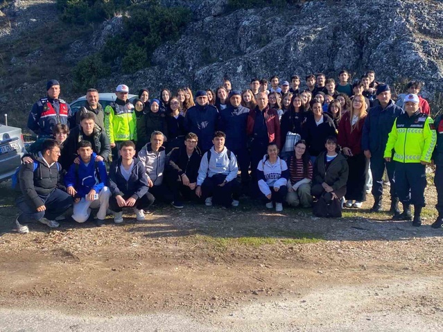 Bozüyük'te 130 öğrenci ve 20 öğretmen COP31 kapsamında jandarma eşliğinde yürüdü