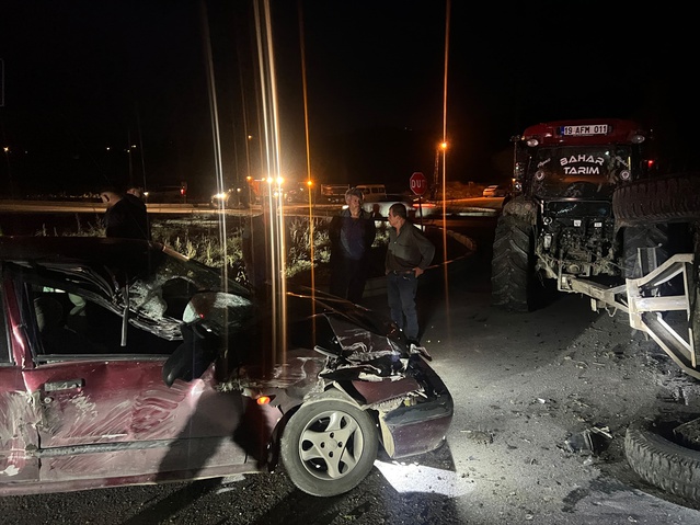 Çorum Dodurga'da traktörle çarpışan otomobildeki 2 kişi yaralandı