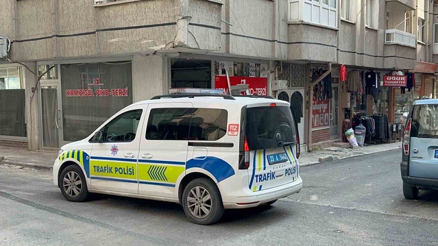 Elazığ'da minibüsle çarpışan taksi terzi dükkanının camını kırdı, 1 kişi yaralandı