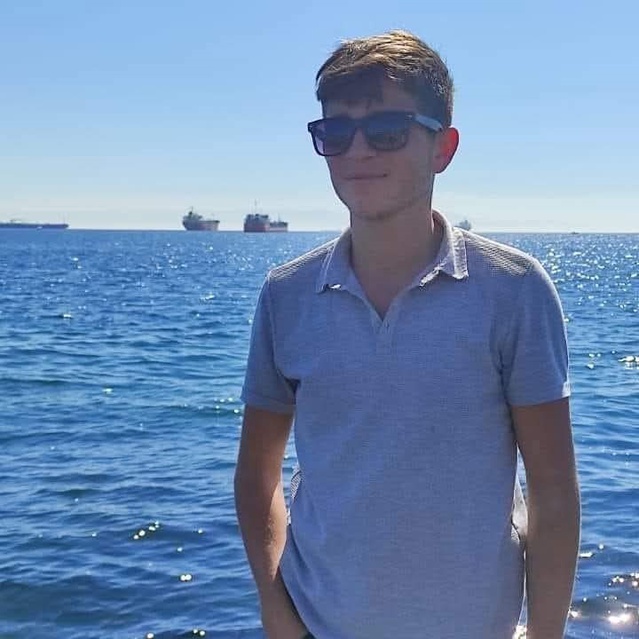 İstanbul'da şantiyede başına kalıp malzemesi isabet eden genç işçi Çapa Tıp'ta öldü