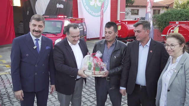 Manisa Büyükşehir Belediyesi, Kula’da 4 kırsal mahalleye su tankeri teslim etti