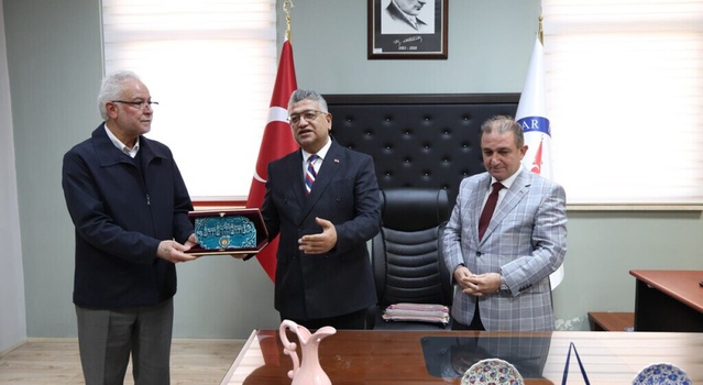 Prof. Dr. Ayhan Kahraman, DPÜ Güzel Sanatlar Fakültesi dekanlığını devraldı
