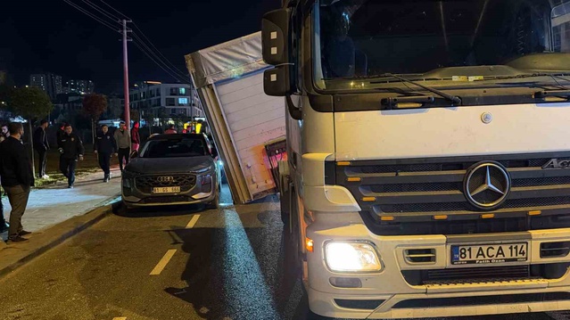Düzce'de korkutan anlar: Yola devrilen tır dorsesi, park etmiş 3 aracı kıl payı ıskaladı