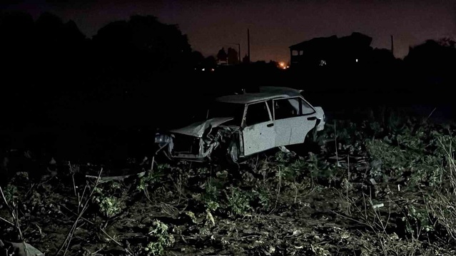 Eskişehir'de kovalamacada direğe çarpan otomobil tarlaya uçtu, sürücü hafif yaralandı