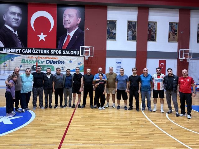 Samsun Canik'te sağlıklı yaşam için kamu ve basın temsilcileri voleybol oynadı