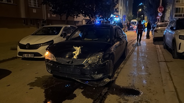 Eskişehir'de iki otomobil çarpıştı, savrulan araç yayaya çarptı, 7 kişi yaralandı