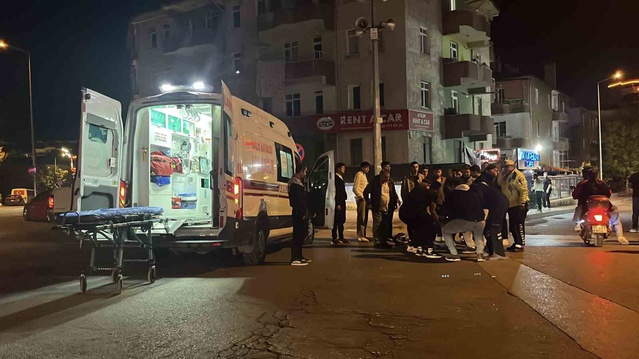 Niğde'de motosikletle otomobil çarpıştı, Selçuk Mahallesi'nde 1 kişi yaralandı.
