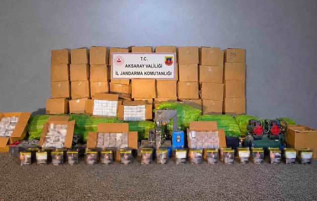 Aksaray'da kaçak sigara üretilen depoya yapılan baskında 40 bin makaron ele geçirildi