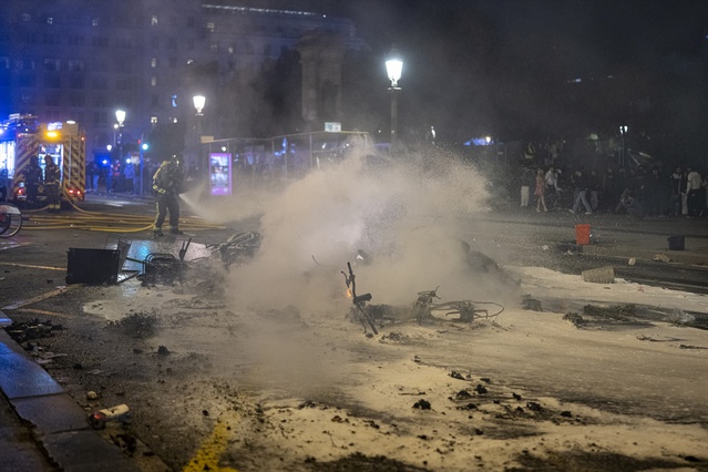 Barselona'da 'Öfkeli Liseliler' eylemi şiddete dönüştü: 100 gözaltı, 30'dan fazla noktada yangın
