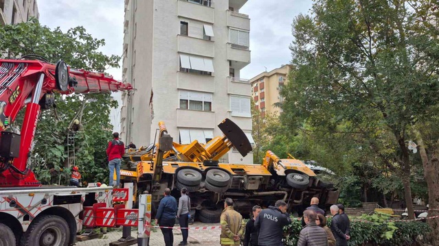 Kadıköy'de devrilen vinç 11 katlı binanın girişinde hasara yol açtı, cadde kapatıldı