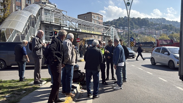 Zonguldak Bülent Ecevit Caddesi'nde kamyon ile motosiklet çarpıştı, sürücü yaralandı