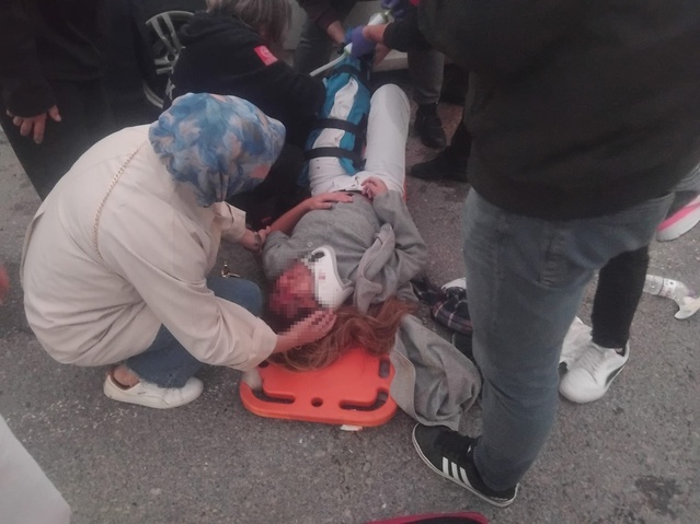 Kocaeli Gebze'deki kazada iki otomobil çarpıştı, 1'i ağır 4 kişi yaralandı