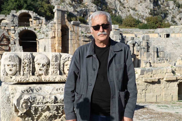 Aperlai'de atıklara tepki gösteren Nevzat Çevik, 'Nasıl bir sahipsizlik bu' dedi.