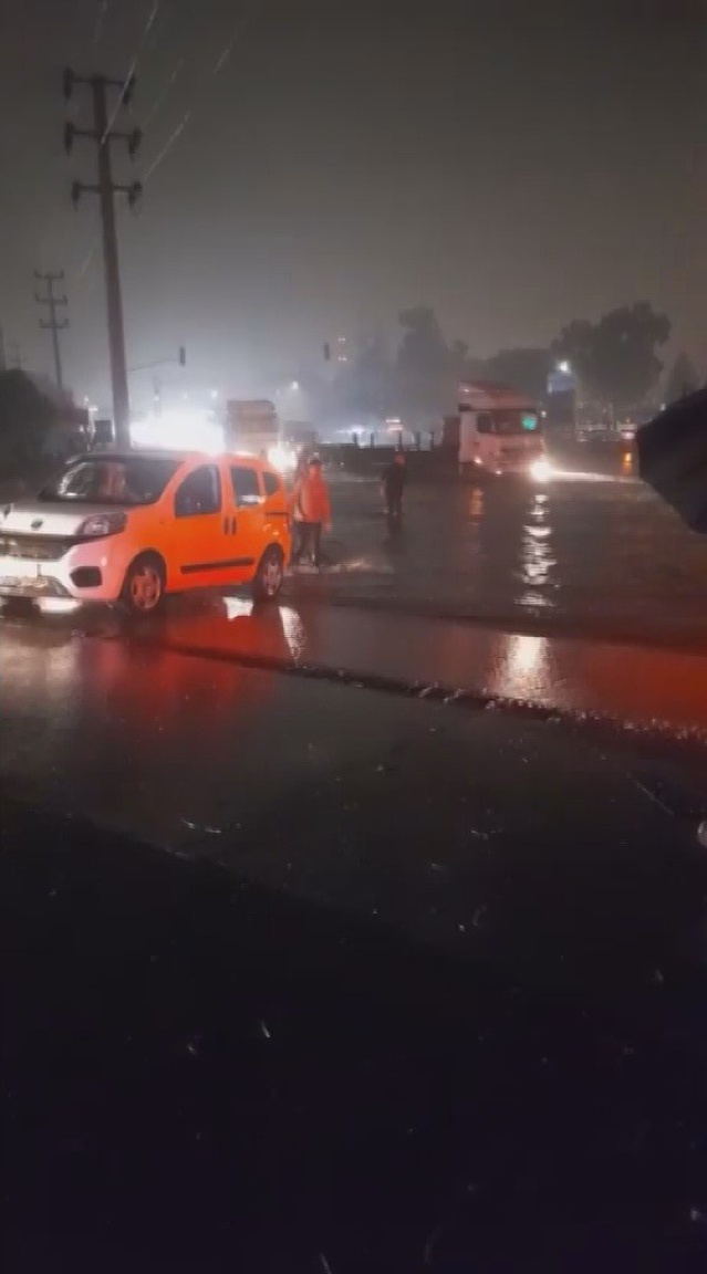 Hatay Dörtyol ve Payas'ta sağanak yolları göle çevirdi, araçlar güçlükle ilerledi