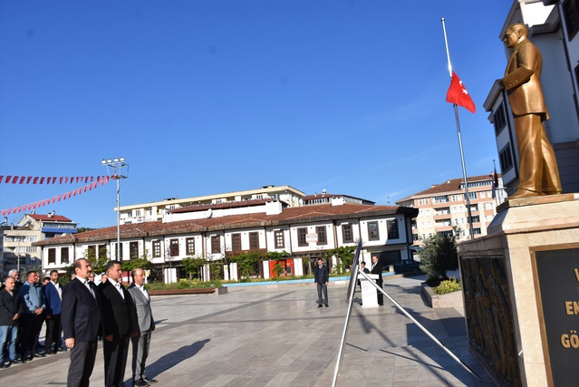 Sinop'ta muhtarlar Atatürk Anıtı'na çelenk sunarak Muhtarlar Günü'nü kutladı