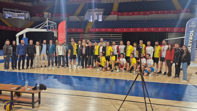 İzmir Valiliği voleybol takımı, Kamu Spor Oyunları'nda 3-0'lık finalle şampiyon oldu
