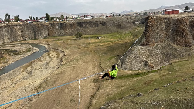 Ağrı Diyadin'de 4. kanyon yürüyüşünde highline sporcuları 60 metre derinlikte yürüdü
