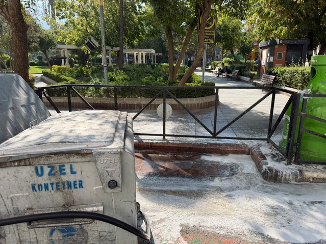 Şehzadeler Belediyesi ilçe genelindeki çöp konteynerlerini dezenfekte ediyor