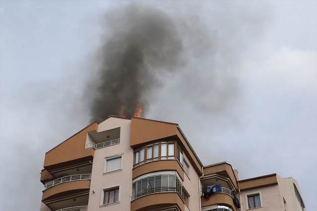 Kayseri Melikgazi'de tadilattaki 9 katlı apartmanın çatı yangını söndürüldü
