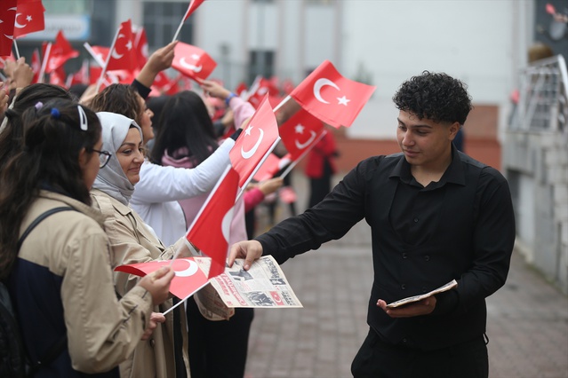 Kayseri'de lise öğrencileri Cumhuriyet Bayramı'nı 800 kişiyle meşalelerle kutladı