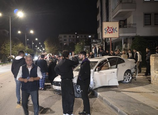 Çorum'da iki otomobil çarpıştı, savrulan araç trafoya çarptı, kazada 4 kişi yaralandı
