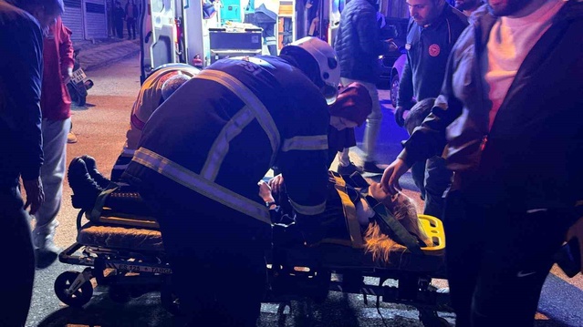 Adıyaman Kahta'da otomobiller kavşakta çarpıştı, vitrine çarpıp 2 kişi yaralandı