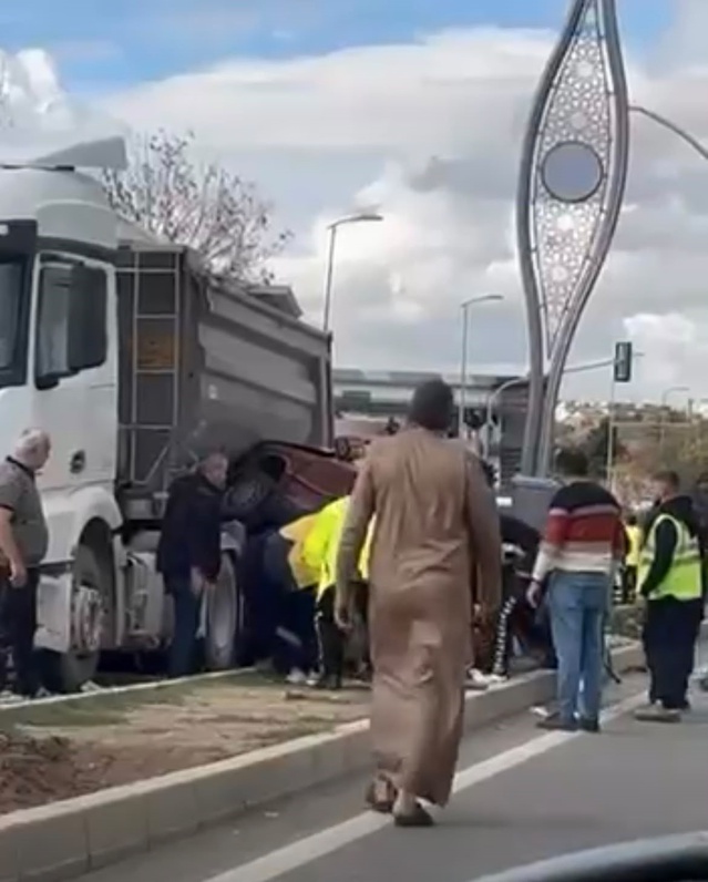 Ankara Polatlı'da kamyonla çarpışan otomobilde büyük hasar oluştu, 3 kişi yaralandı