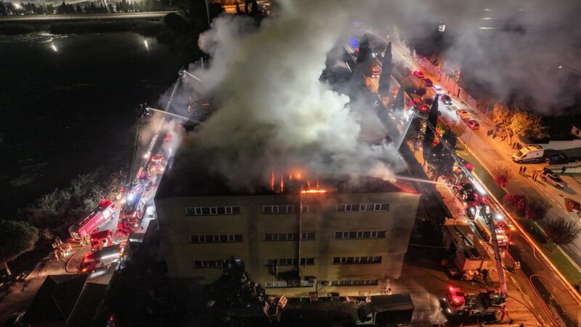 Tuzla’da ayakkabı fabrikasında yangın
