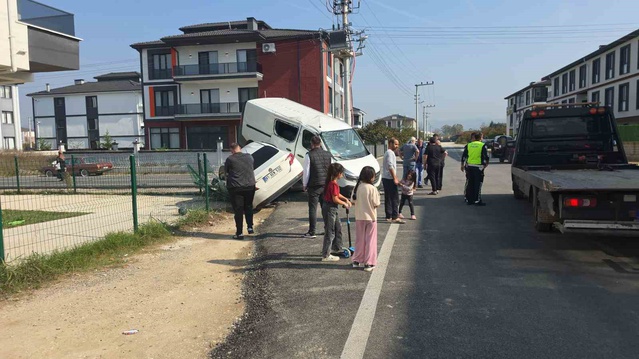 Düzce'de minibüs park halindeki otomobilin üzerine çıktı, 3 kişi hafif yaralandı