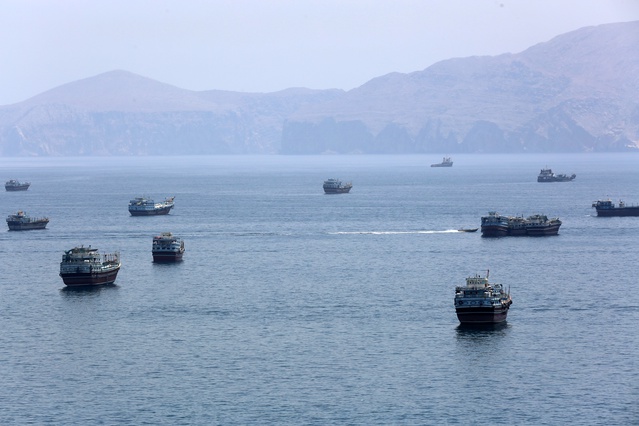 Hürmüz'de kural ihlali yapan 2 milyon varillik tanker mayına çarpıp alev aldı